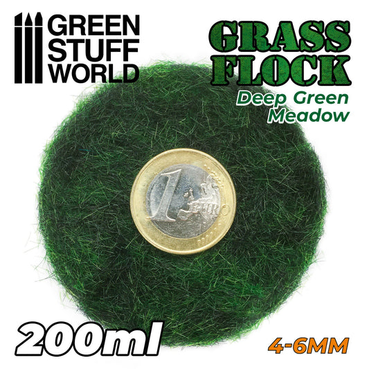 Static Grass Flock 4-6mm Deep Green Meadow 200ml Green Stuff World - zbliżenie na włókna trawy elektrostatycznej z monetą euro