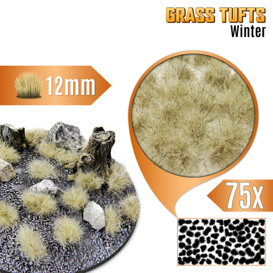 Grass Tufts 12mm Winter White Green Stuff World - kępki zimowej trawy na okrągłej podstawce z kamieniami i pniakami, zbliżenie na teksturę włókien i układ 75 sztuk na arkuszu
