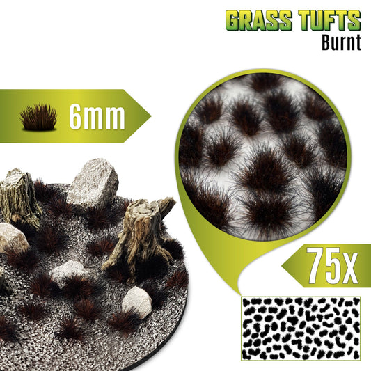 Grass Tufts 6mm Burnt Brown Green Stuff World - kępki spalonej ciemnobrunatnej trawy na okrągłej podstawce z kamieniami i pniakiem, zbliżenie na teksturę włókien i układ 75 sztuk na arkuszu
