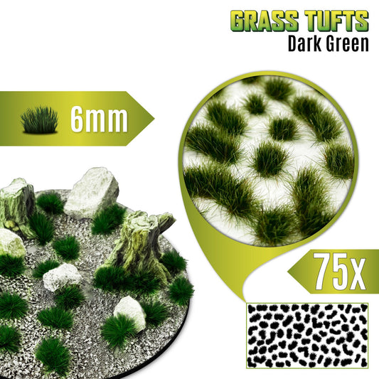 Grass Tufts 6mm Dark Green Green Stuff World - kępki ciemnozielonej trawy na okrągłej podstawce z kamieniami i pniakami, zbliżenie na teksturę włókien i układ 75 sztuk na arkuszu
