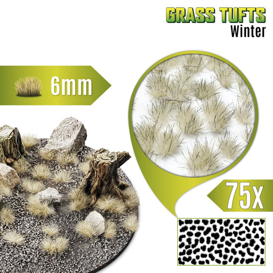 Grass Tufts 6mm Winter White Green Stuff World - kępki zimowej białawej trawy na okrągłej podstawce z kamieniami i pniakiem pokrytym szronem, zbliżenie na teksturę włókien i układ 75 sztuk na arkuszu
