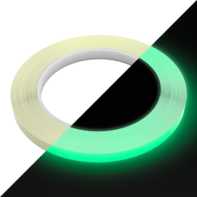Glow in the Dark Tape 10mm Green Stuff World – rolka taśmy fotoluminescencyjnej, porównanie dzień i noc
