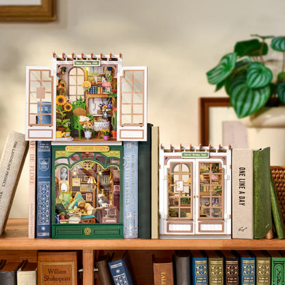 Dwa book nook Rolife na półce z książkami: Quiet Corner Study i Secret Bloomy Nook, widok lifestyle