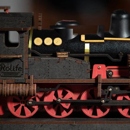 Parowóz Steam Journey Rolife TGS01 – zbliżenie na front lokomotywy z okrągłą lampą i wejściem do stacji Bahnhof