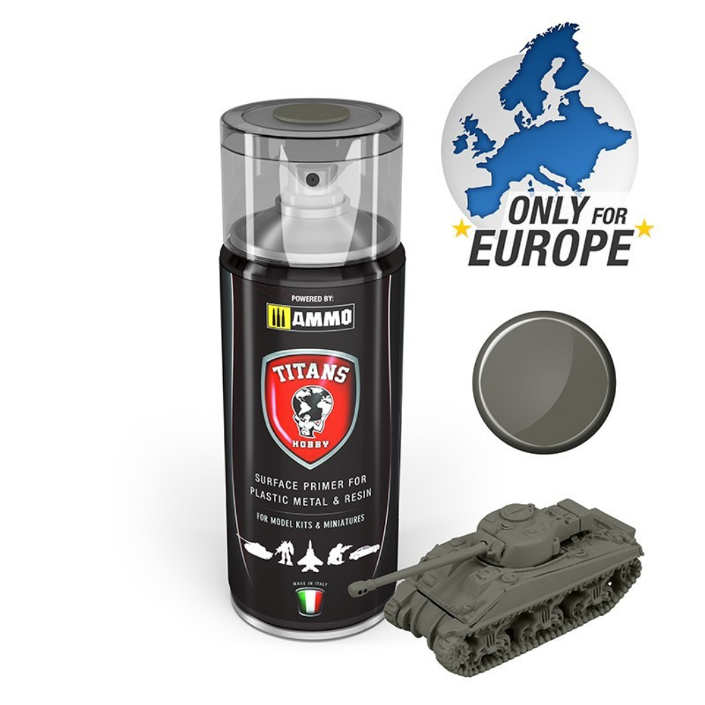 Titans Hobby TTH119 Matt Primer German Field Grey – puszka aerozolu 400ml szarozielonego podkładu matowego, powered by AMMO, Only for Europe, z modelem czołgu w kolorze field grey i próbką koloru
