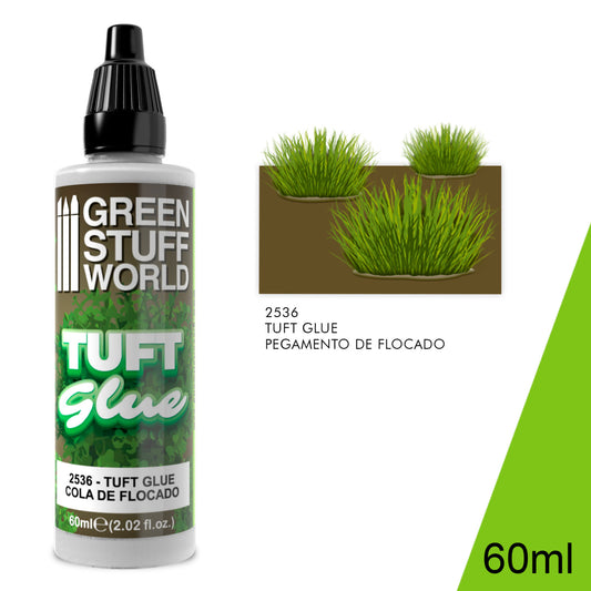 Tuft Glue 60ml Green Stuff World - butelka kleju z przykładem przyklejonych tufts trawy na podstawce figurki
