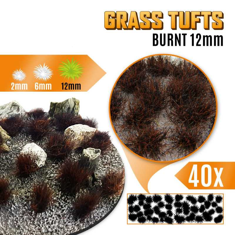 Grass Tufts 12mm Burnt Brown Green Stuff World - kępki spalonej trawy na dioramie z kamieniami i pniakami, zbliżenie na teksturę włókien i układ 75 sztuk na arkuszu
