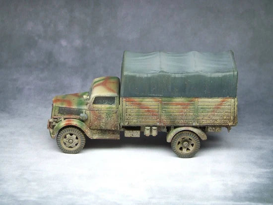 SdKfz 305 Opel Blitz – model 28mm Vae Victis, kamuflaż trójkolorowy z plandeką, widok z boku, 280026