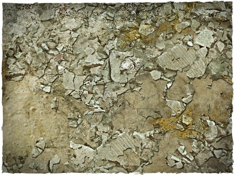 Urban Wasteland – Mata do gry Mousepad Deep-Cut Studio – zbliżenie rozsypanego gruzu i betonu ze skalą 25mm
