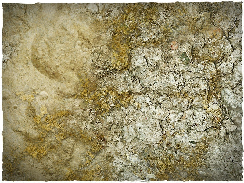 Urban Wasteland – Mata do gry Mousepad Deep-Cut Studio – zbliżenie suchej spękanej ziemi ze skalą 25mm

