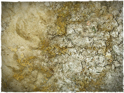 Urban Wasteland – Mata do gry Mousepad Deep-Cut Studio – zbliżenie suchej spękanej ziemi ze skalą 25mm
