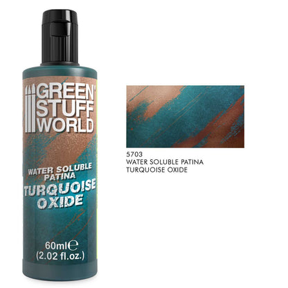 Water Soluble Patina Turquoise Oxide Green Stuff World – butelka 60ml (2.02 fl.oz.) z próbką efektu turkusowego tlenku miedzi na metalu, SKU 5703, napis "Water Soluble Patina Turquoise Oxide"
