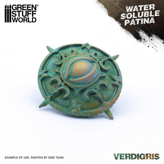 Water Soluble Patina Verdigris Green Stuff World – przykład użycia: model okrągłej tarczy pokrytej patyną grynszpanu w odcieniach zieleni i brązu, napis "Water Soluble Patina Verdigris", przykład wykonany przez zespół GSW
