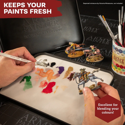 The Army Painter Wet Palette Wargamers Edition XL TL5057P – użycie palety podczas malowania figurek Warhammer, farby akrylowe na arkuszu, napis Keeps Your Paints Fresh
