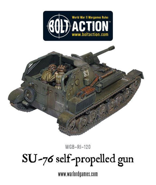 Soviet SU-76 Self-Propelled Gun – pomalowany model z załogą w otwartym przedziale bojowym, widok z tyłu-boku, logo Bolt Action, WGB-RI-120, Warlord Games
