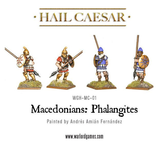 Macedonian Phalangites WGH-MC-01 – cztery pomalowane figurki falangitów macedońskich: widok z przodu, złote hełmy trackie i frygijskie, tarcze aspis z czerwono-białymi wzorami i niebiesko-złote zbroje, 28mm Hail Caesar
