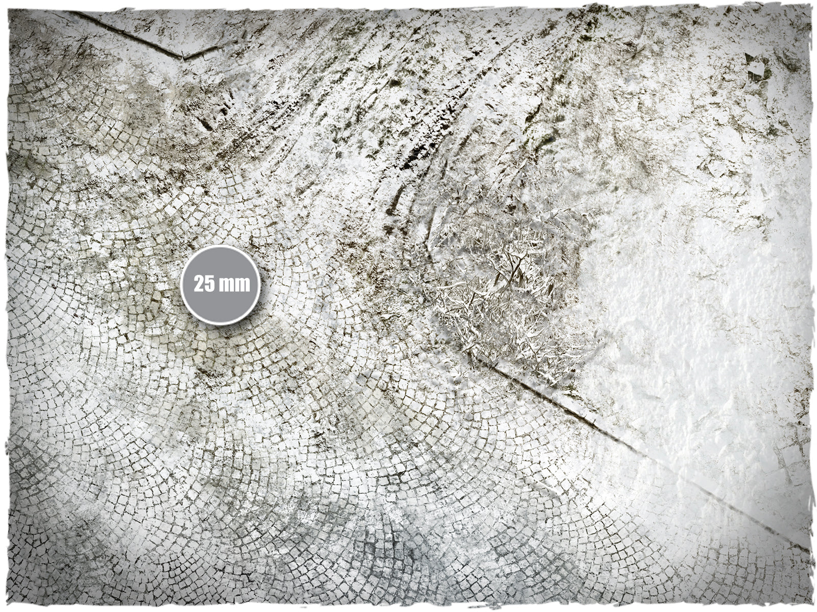 Winter Town – Mata do gry Mousepad Deep-Cut Studio – zbliżenie bruku i śniegu ze skalą 25mm
