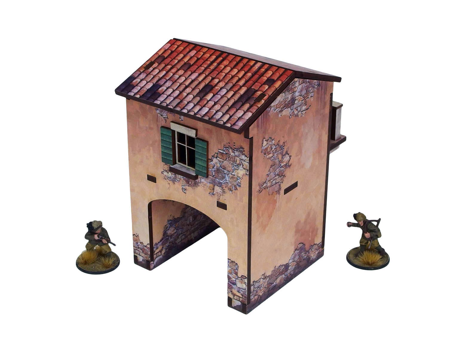 WW2 Italy Gate Balcony (1) PREPAINTED – brama uliczna z nadbudówką i balkonem, widok z boku lewego: łukowy przejazd bramny, zielone okiennice na piętrze, postarzany tynk odsłaniający kamień, dach z dachówek terakotowych, dwie figurki żołnierzy 28mm Bolt Action po bokach, białe tło
