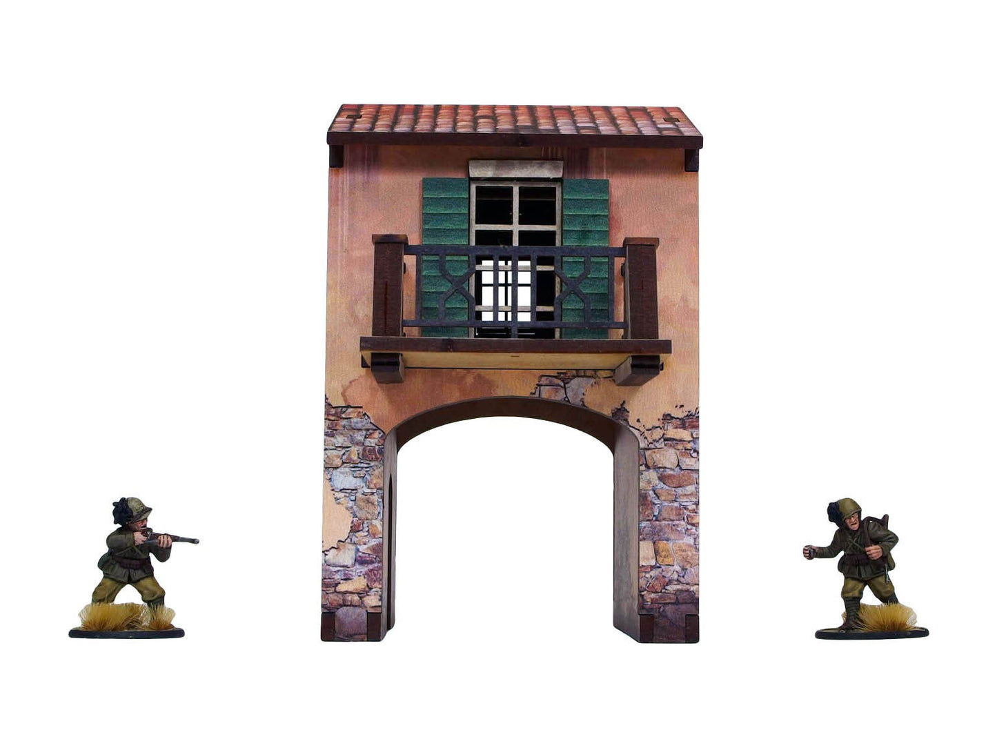 WW2 Italy Gate Balcony (1) PREPAINTED – brama uliczna z nadbudówką i balkonem, widok z przodu: łukowy przejazd bramny z kamiennym cokołem, balkon z drewnianą balustradą i zielonymi okiennicami, dwie figurki żołnierzy 28mm Bolt Action po bokach, białe tło
