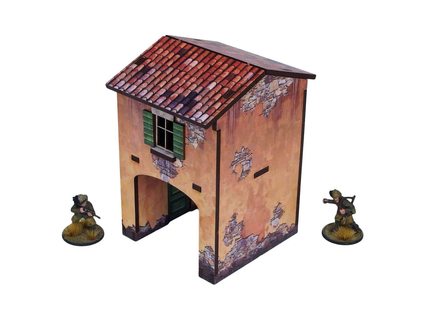 WW2 Italy Gate House (1) PREPAINTED – brama uliczna z nadbudówką, widok z boku lewego: łukowy przejazd bramny z zielonymi drzwiami, postarzany tynk odsłaniający kamień, zielone okiennice na piętrze, dach z dachówek terakotowych, dwie figurki żołnierzy 28mm Bolt Action po bokach, białe tło
