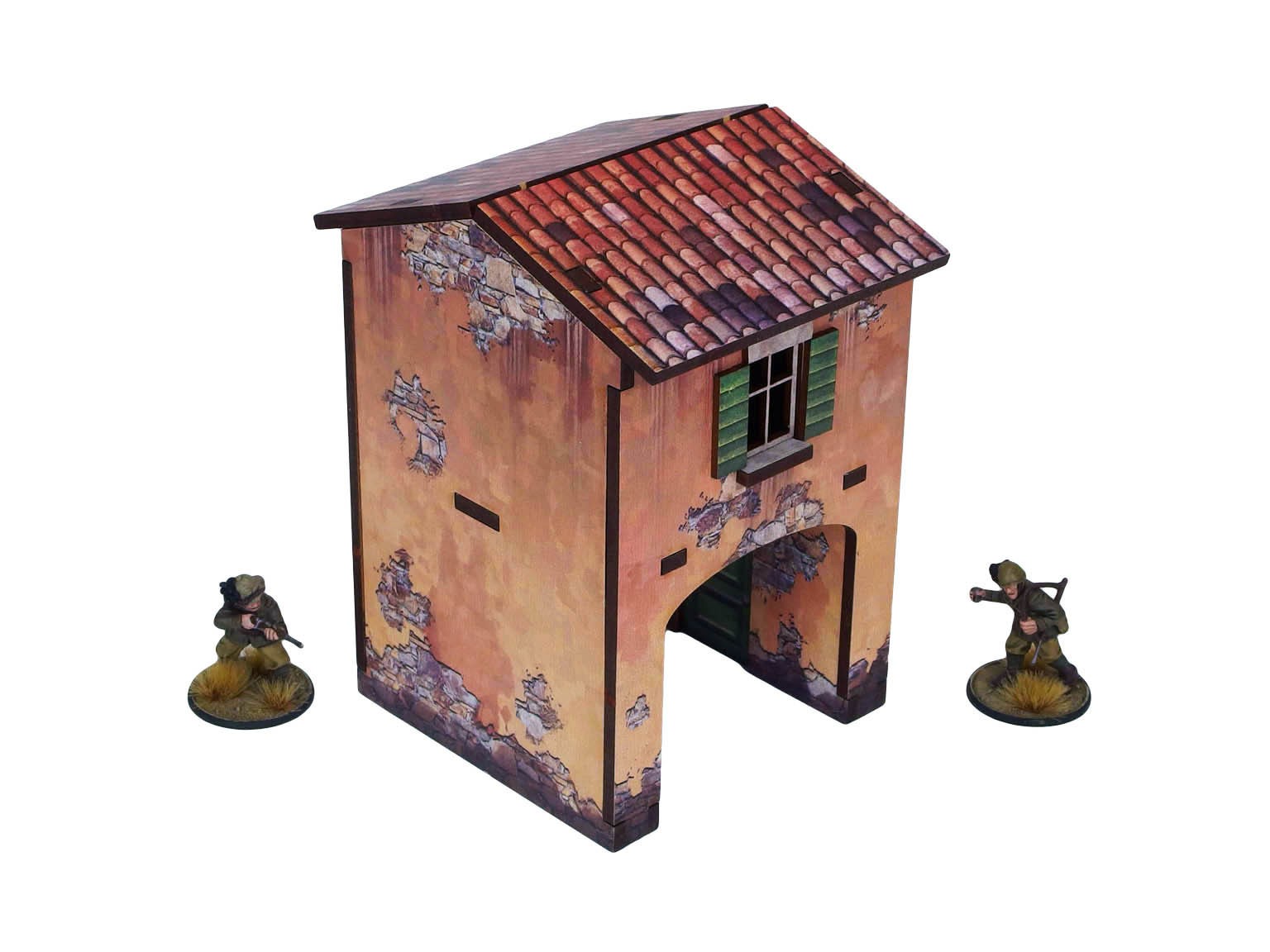 WW2 Italy Gate House (1) PREPAINTED – brama uliczna z nadbudówką, widok z boku prawego: łukowy przejazd bramny, postarzany tynk odsłaniający kamień, zielone okiennice na piętrze, dach z dachówek terakotowych, dwie figurki żołnierzy 28mm Bolt Action po bokach, białe tło
