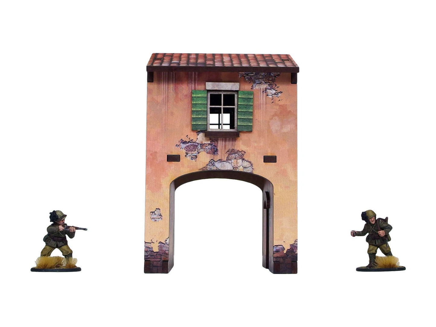 WW2 Italy Gate House (1) PREPAINTED – brama uliczna z nadbudówką, widok z przodu: łukowy przejazd bramny z wysokim otworem, postarzany tynk odsłaniający kamień, zielone okiennice na piętrze, dach z dachówek terakotowych, dwie figurki żołnierzy 28mm Bolt Action po bokach, białe tło
