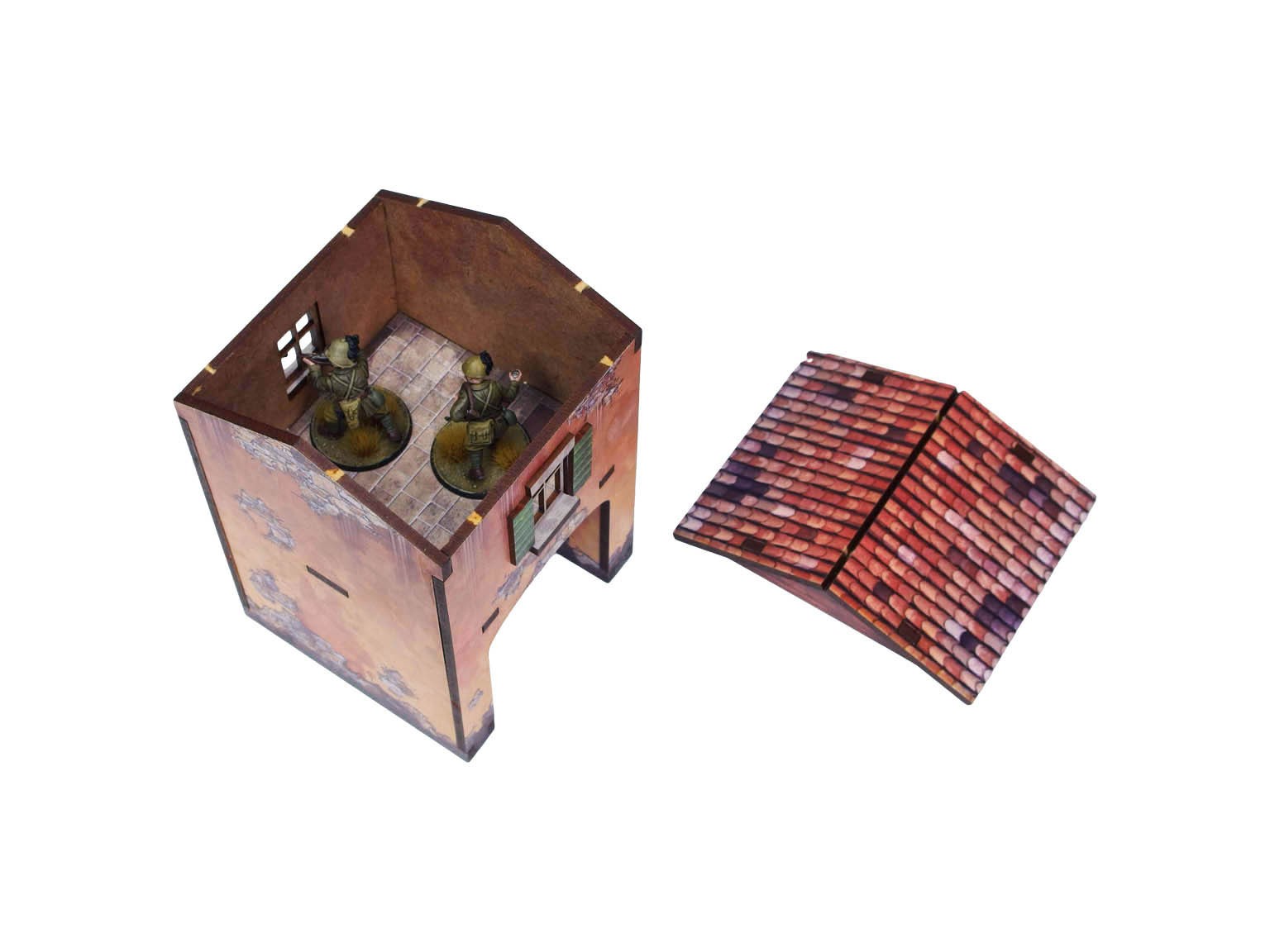 WW2 Italy Gate House (1) PREPAINTED – brama uliczna ze zdjętym dachem, widok z góry pod kątem: UV-drukowana posadzka z cegły z trzema figurkami żołnierzy 28mm wewnątrz nadbudówki, obok zdjęty dach z dachówek terakotowych, białe tło
