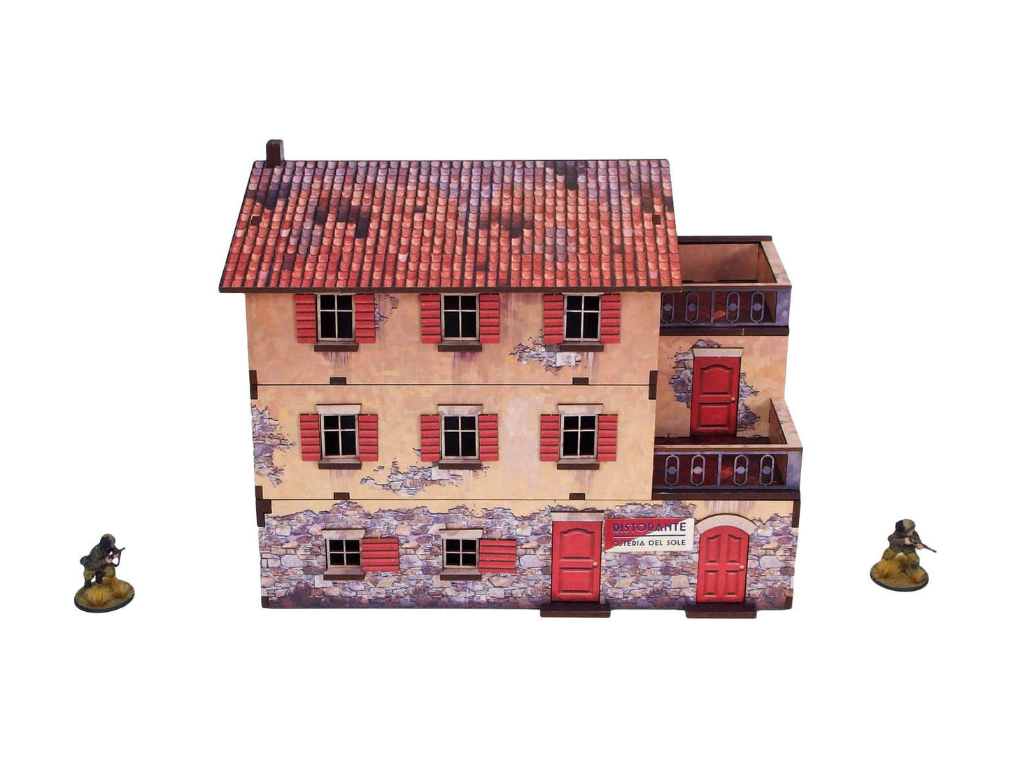WW2 Italy Large House (1) PREPAINTED – zmontowany duży włoski dom, widok z boku: dach z dachówek terakotowych, czerwone okiennice, postarzany tynk z odsłoniętym kamieniem, szyld "Ristorante Trattoria del Sole" na parterze, dwie figurki żołnierzy 28mm Bolt Action po bokach, białe tło
