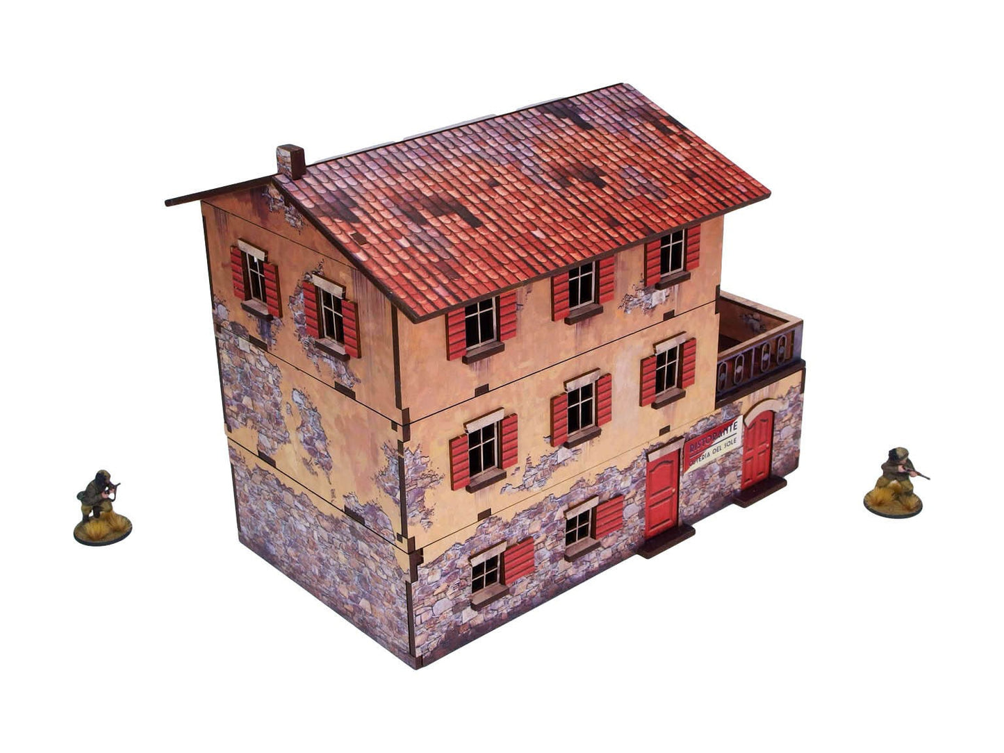 WW2 Italy Large House (1) PREPAINTED – zmontowany duży włoski dom, widok z tyłu: dach z dachówek terakotowych, czerwone okiennice, postarzany tynk z odsłoniętym kamieniem, zewnętrzne schody na taras, dwie figurki żołnierzy 28mm Bolt Action po bokach, białe tło
