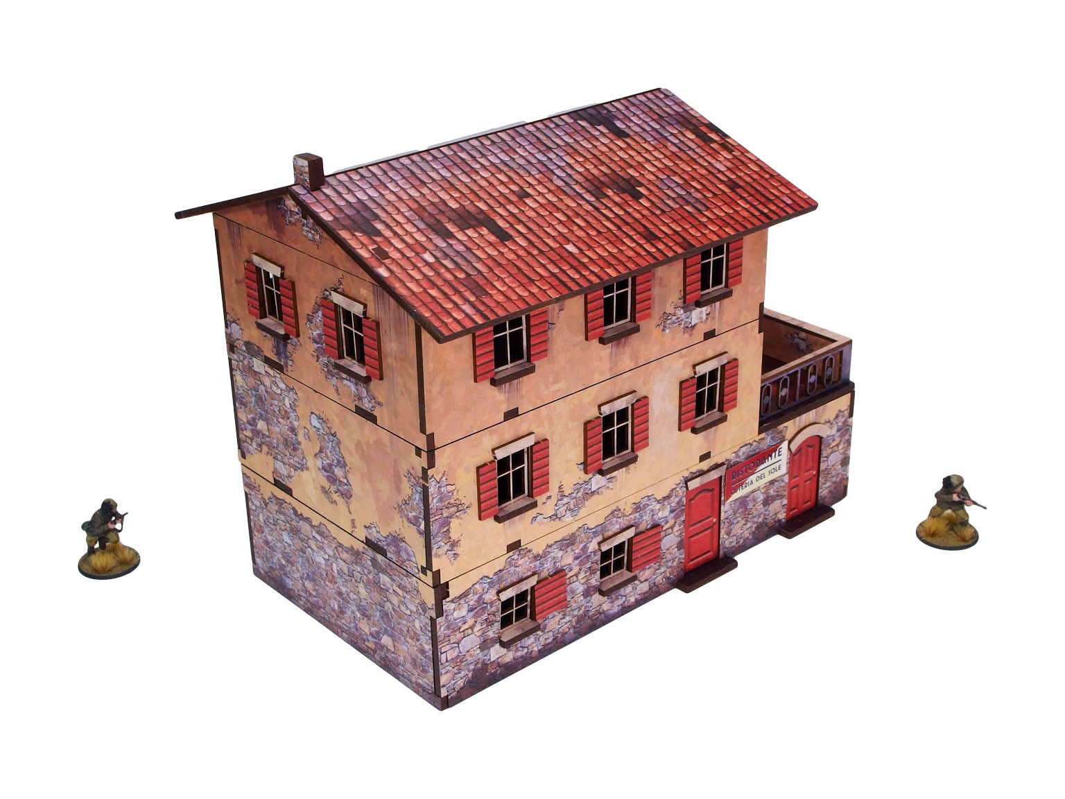 WW2 Italy Large House (1) PREPAINTED – zmontowany duży włoski dom, widok z tyłu: dach z dachówek terakotowych, czerwone okiennice, postarzany tynk z odsłoniętym kamieniem, zewnętrzne schody na taras, dwie figurki żołnierzy 28mm Bolt Action po bokach, białe tło
