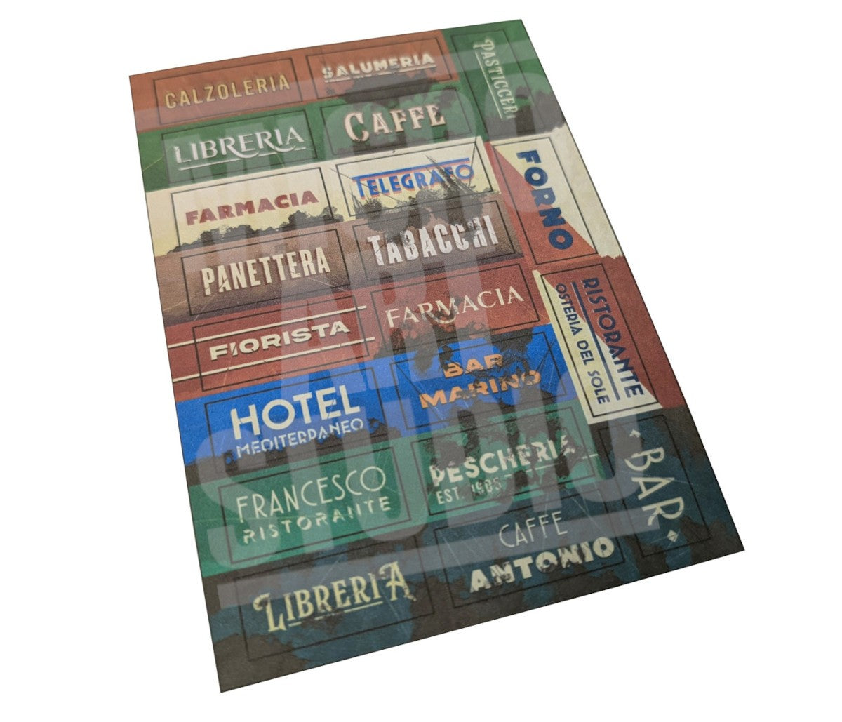WW2 Italy Signs PREPAINTED – arkusz 20 włoskich szyldów z pełnokolorowym nadrukiem: Calzoleria, Salumeria, Libreria, Caffè, Farmacia, Telegrafo, Panettera, Tabacchi, Fiorista, Hotel Mediterraneo, Bar Marino, Ristorante, Pescheria, Francesco Ristorante, Caffè Antonio, Forno i inne, skala 28-30mm, białe tło
