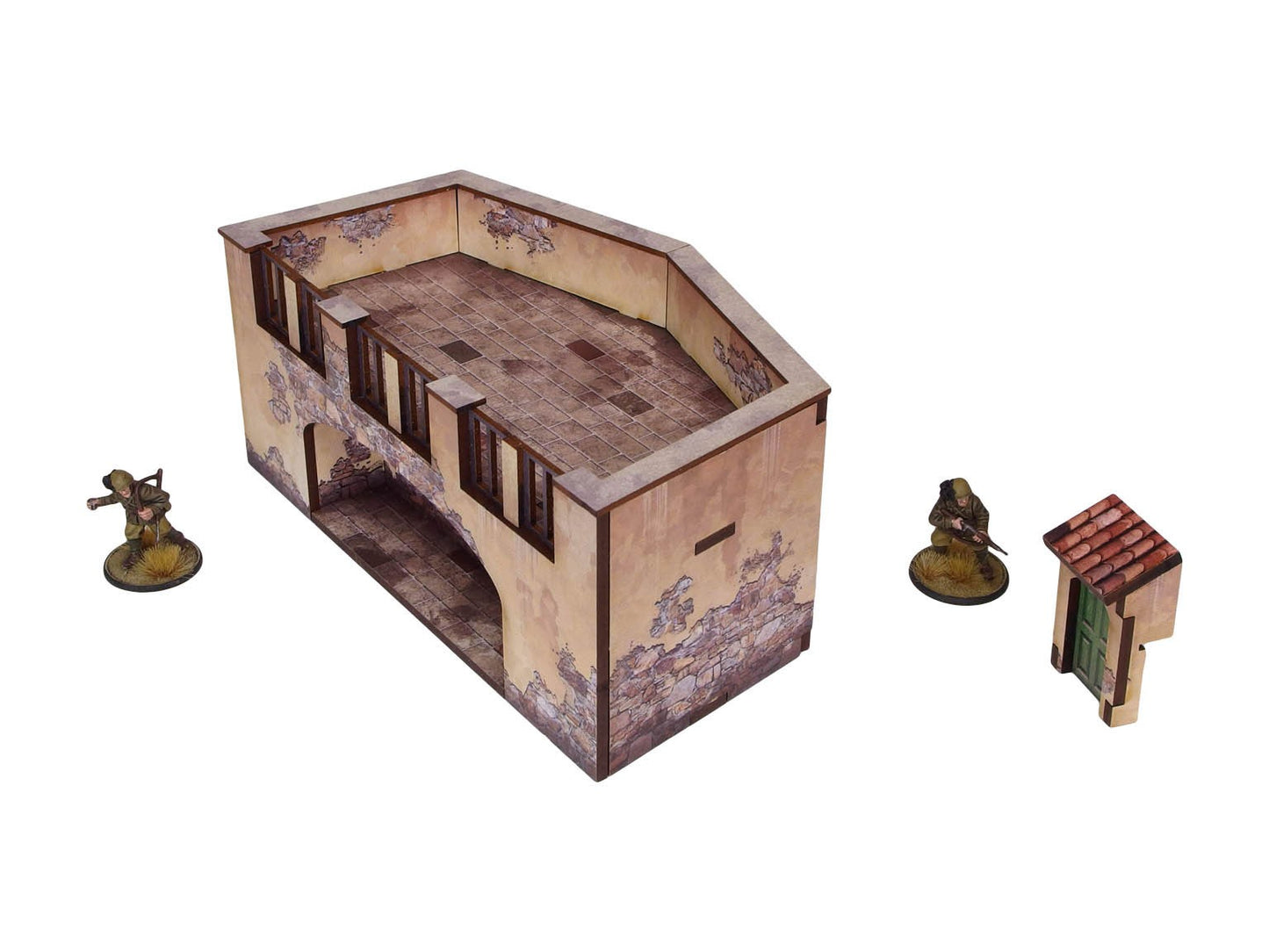 WW2 Italy Terrace (1) PREPAINTED – pięciokątny taras narożny ze zdjętym dachem, widok izometryczny z boku: UV-drukowana posadzka z kamiennych płyt na tarasie, postarzany tynk odsłaniający kamień, obok mała nadbudówka z zielonymi drzwiami i dachem z dachówek terakotowych, dwie figurki żołnierzy 28mm Bolt Action po bokach, białe tło
