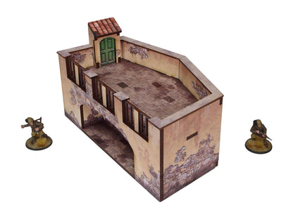WW2 Italy Terrace (1) PREPAINTED – pięciokątny taras narożny ze zdjętym dachem, widok z boku: UV-drukowana posadzka z kamiennych płyt na tarasie, zewnętrzne schody z boku, postarzany tynk odsłaniający kamień, dwie figurki żołnierzy 28mm Bolt Action po bokach, białe tło

