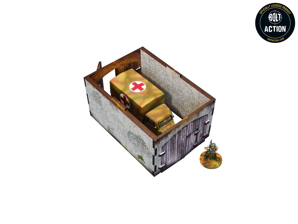 Normandy Coach House – zdjęty dach odsłania wnętrze parteru z ambulansem WWII w środku, żołnierz przy otwartych drzwiach, 28mm Bolt Action
