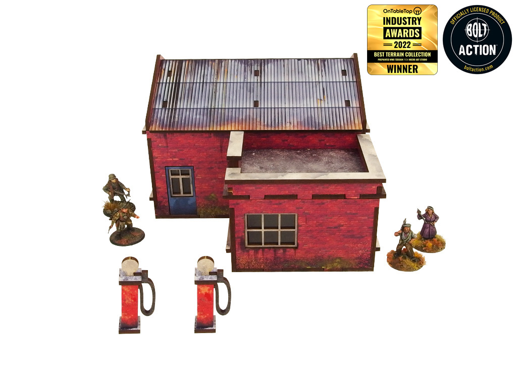 Normandy Garage – widok z tyłu na zdejmowany dach i wnętrze z dystrybutorami paliwa, żołnierze WWII dla skali, 28mm Bolt Action
