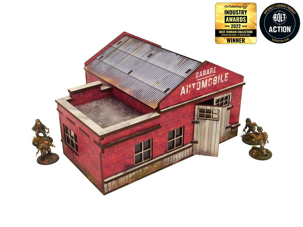 Normandy Garage – widok izometryczny z tyłu na otwarty dach i wnętrze, żołnierze WWII po bokach, 28mm Bolt Action

