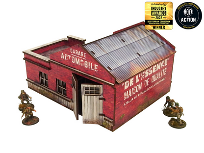 Normandy Garage – widok frontowy z napisem "Garage Automobile" i "De L'Essence", żołnierze WWII po bokach, 28mm Bolt Action

