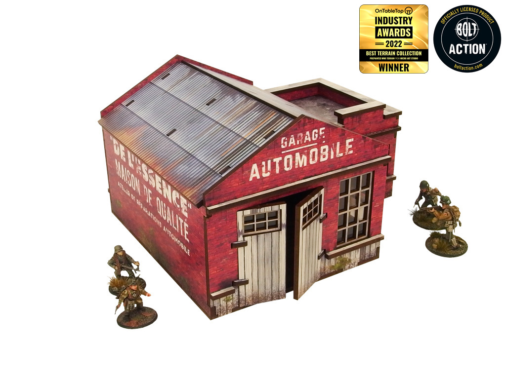 Normandy Garage – widok boczny z napisem "De L'Essence Maison de Qualité" i otwartymi drzwiami garażowymi, żołnierze WWII, 28mm Bolt Action
