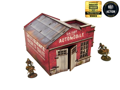 Normandy Garage – widok boczny z napisem "De L'Essence Maison de Qualité" i otwartymi drzwiami garażowymi, żołnierze WWII, 28mm Bolt Action
