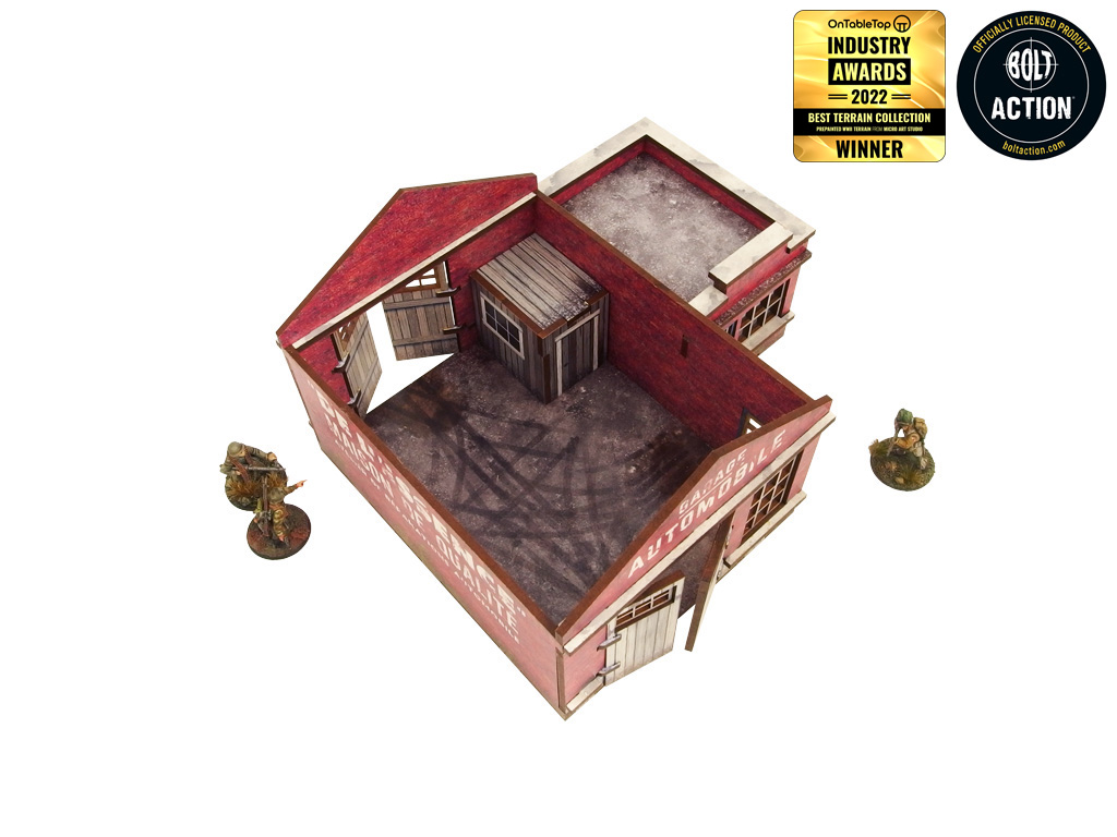 Normandy Garage – widok z góry na otwarte wnętrze z podjazdem i budką biurową, żołnierze WWII po bokach, 28mm Bolt Action
