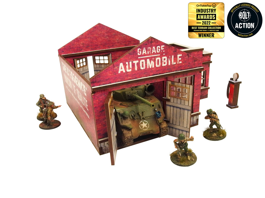 Normandy Garage – widok izometryczny z przodu na otwarty garaż z czołgiem Sherman i dystrybutorem paliwa, żołnierze WWII, 28mm Bolt Action
