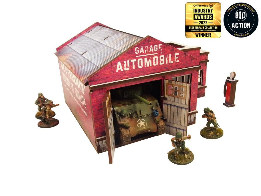 Normandy Garage – widok frontowy z otwartymi drzwiami i czołgiem Sherman w środku, żołnierze WWII i dystrybutor paliwa, 28mm Bolt Action
