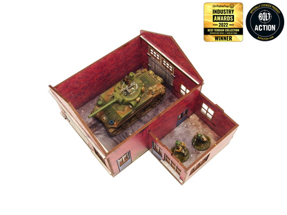 Normandy Garage – widok z góry na otwarte wnętrze z czołgiem Sherman i żołnierzami WWII w części biurowej, 28mm Bolt Action
