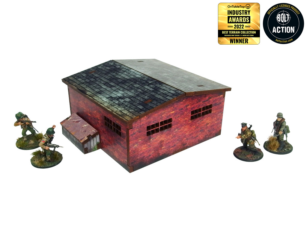 Normandy Large Brick Shed – widok z tyłu z zamkniętymi drzwiami i 2 oknami, 4 żołnierze WWII po bokach, nagroda Industry Awards 2022, 28mm Bolt Action
