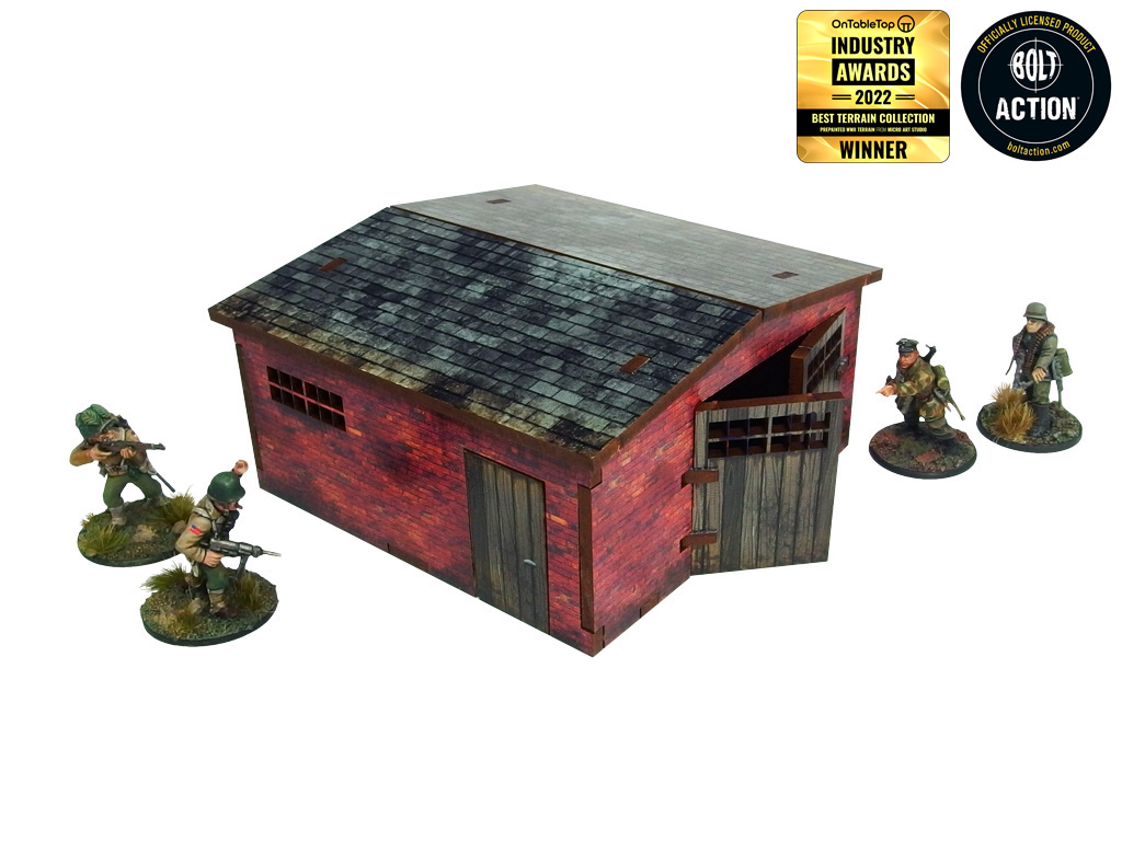 Normandy Large Brick Shed – widok z przodu z otwartymi drzwiami i oknem, 4 żołnierze WWII po bokach, nagroda Industry Awards 2022, 28mm Bolt Action
