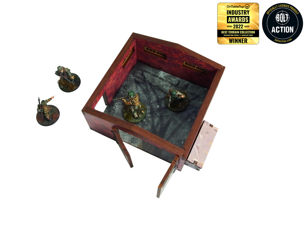 Normandy Large Brick Shed – widok z góry bez dachu, 2 żołnierze WWII wewnątrz na betonowej podłodze, 2 żołnierze na zewnątrz, 28mm Bolt Action
