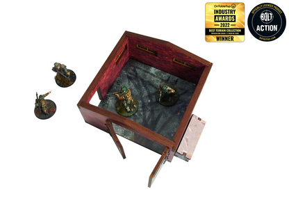 Normandy Large Brick Shed – widok z góry bez dachu, 2 żołnierze WWII wewnątrz na betonowej podłodze, 2 żołnierze na zewnątrz, 28mm Bolt Action
