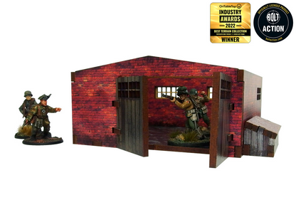 Normandy Large Brick Shed – widok z przodu z otwartymi wrotami i żołnierzem WWII w środku strzelającym z karabinu, oficer po lewej, 28mm Bolt Action
