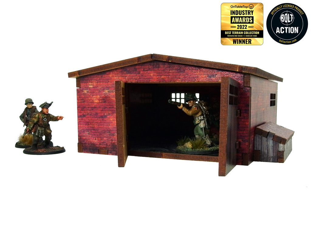 Normandy Large Brick Shed – widok z przodu z otwartymi wrotami i żołnierzem WWII w środku, dach założony, oficer po lewej, 28mm Bolt Action
