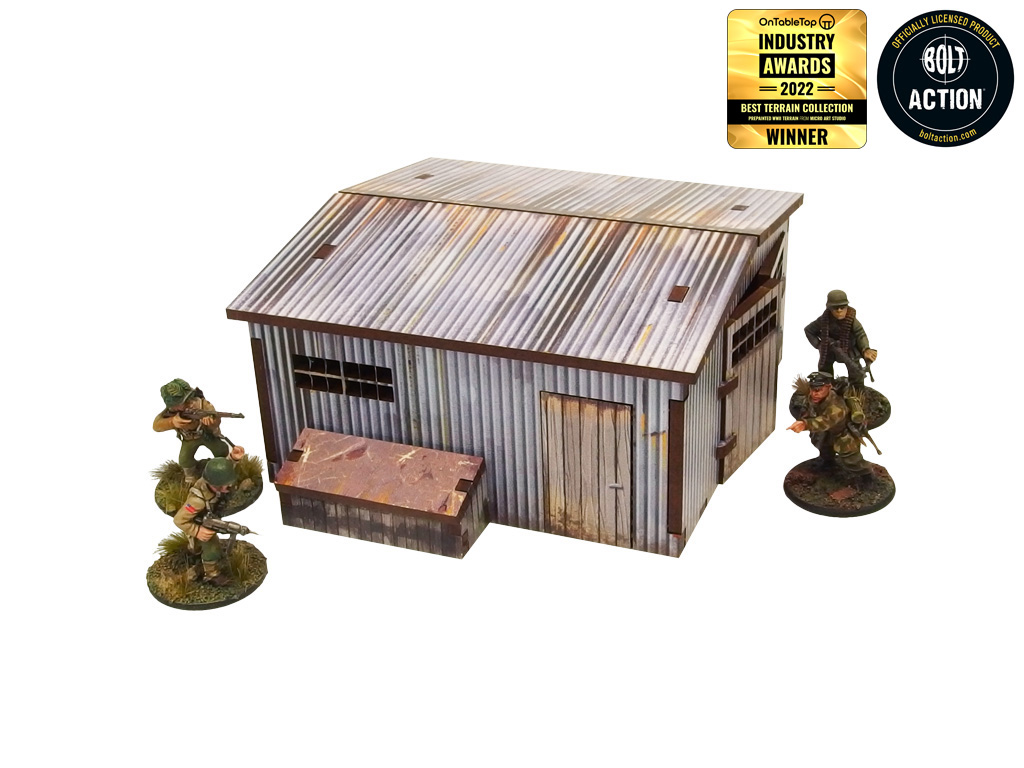 Normandy Large Tin Shed – widok z przodu z zamkniętymi drzwiami i skrzynią przy wejściu, żołnierze WWII po bokach, 28mm Bolt Action

